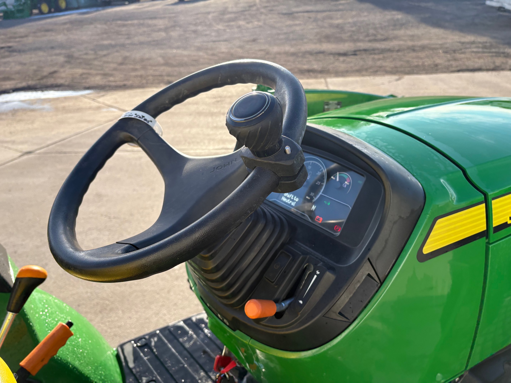 2022 John Deere 2032R Image 11