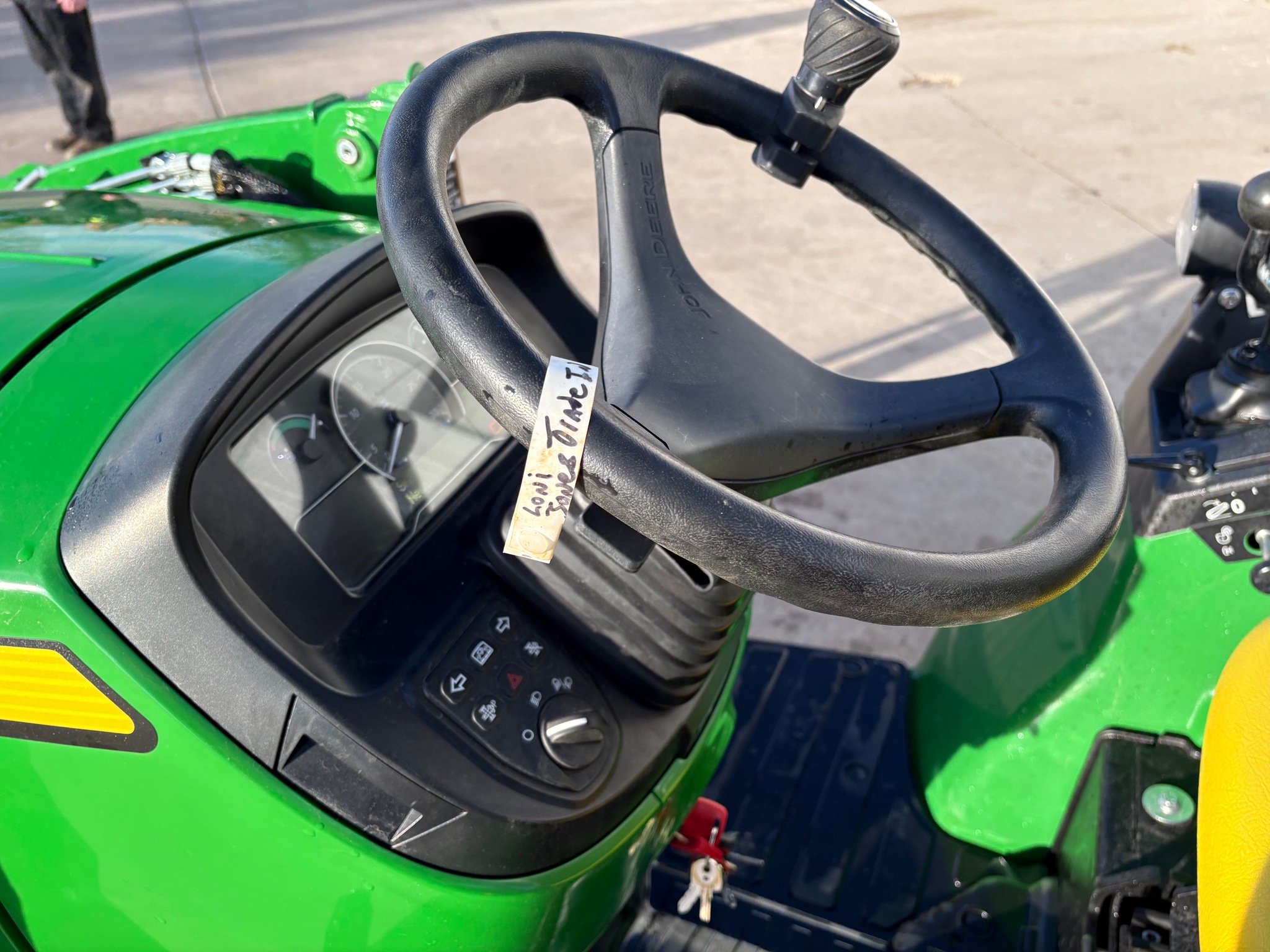 2022 John Deere 2032R Image 10