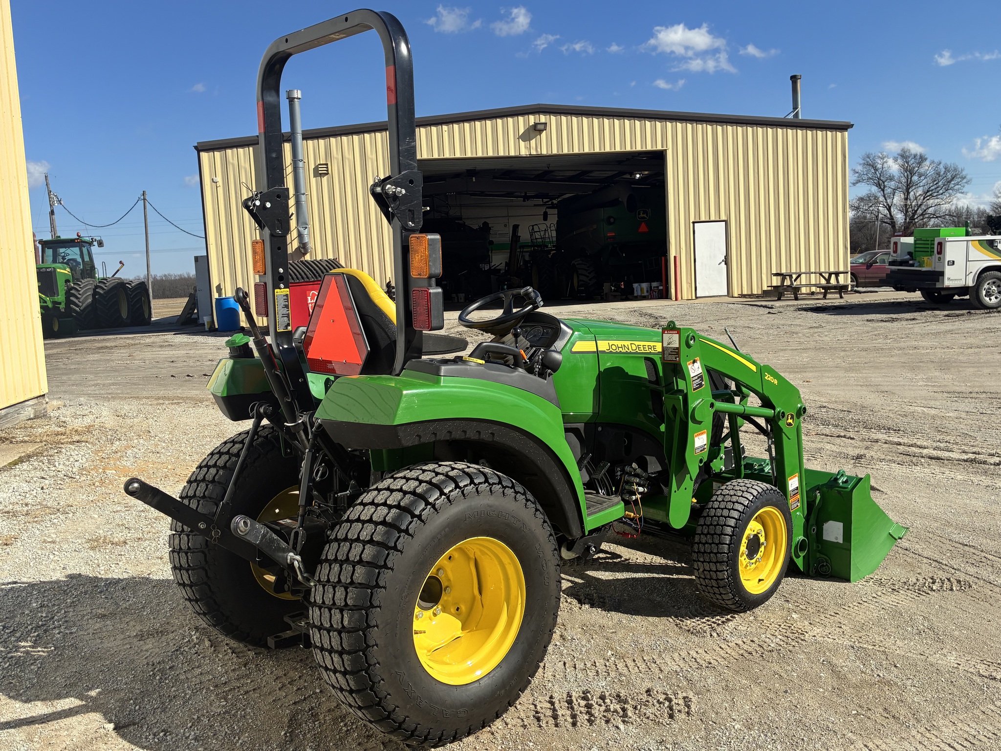 2021 John Deere 2038R Image 3