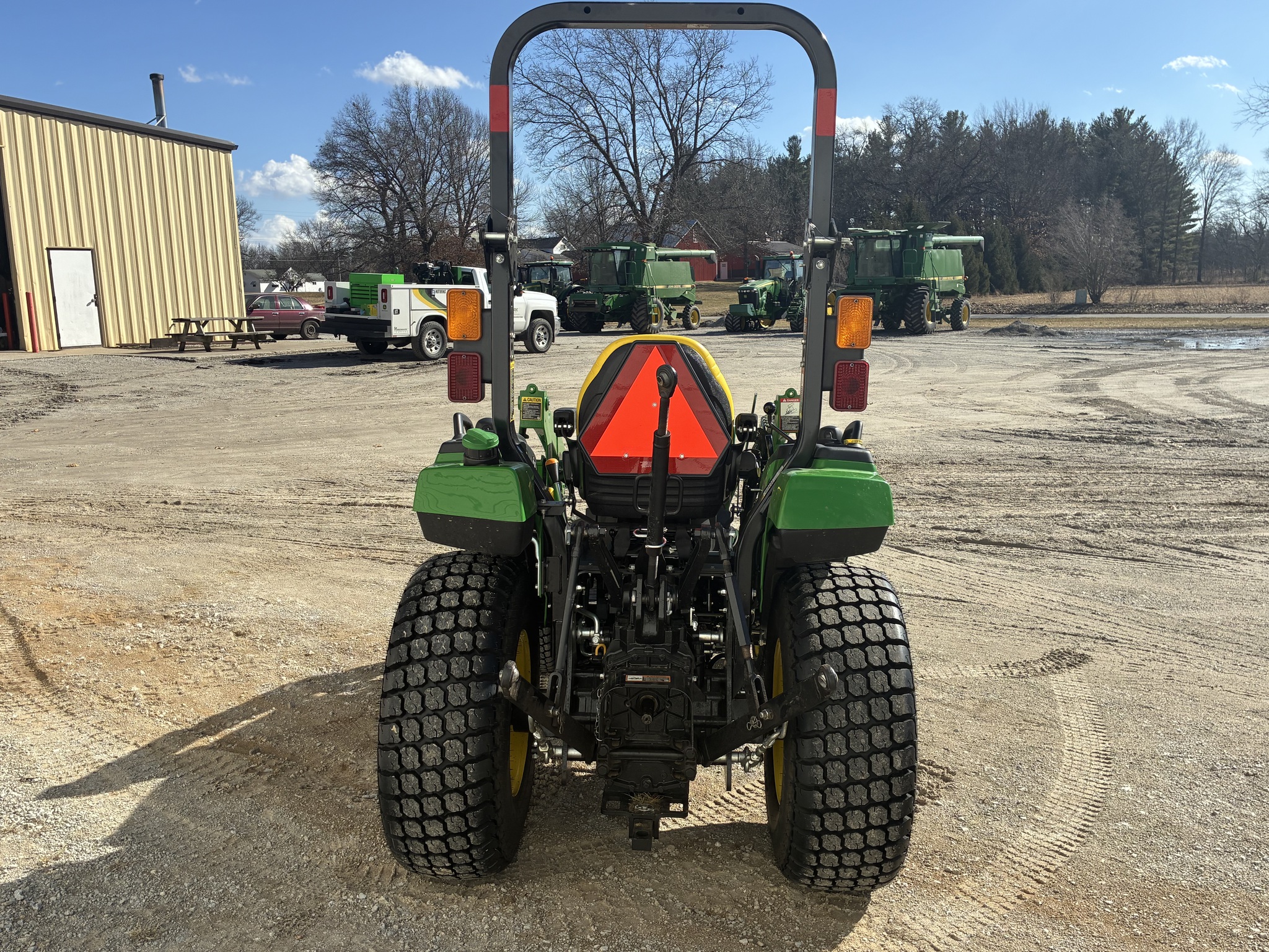 2021 John Deere 2038R Image 4