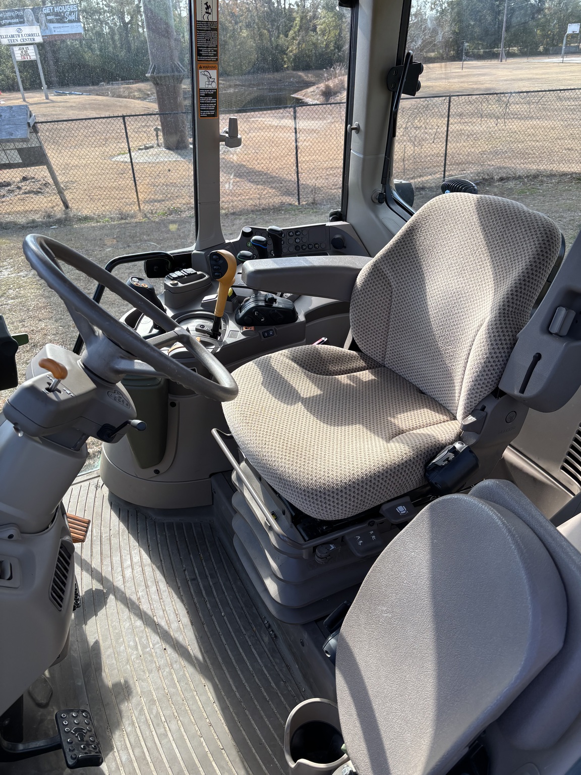 John Deere 6120M Image 3