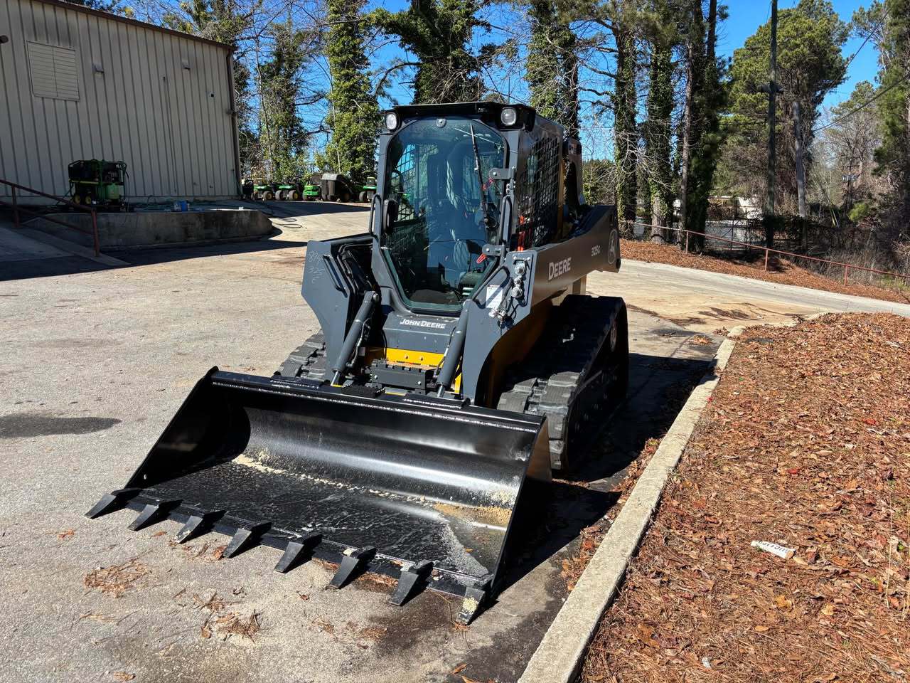 2026 John Deere 325G Image 4