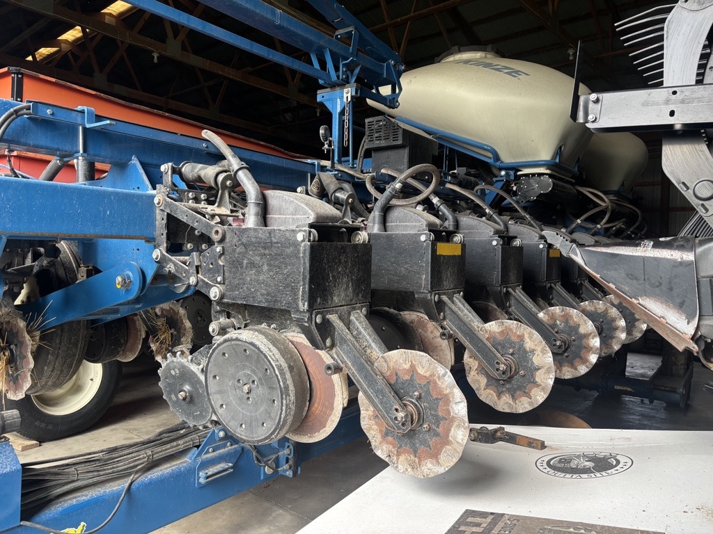 2021 Kinze 3665 Image 3