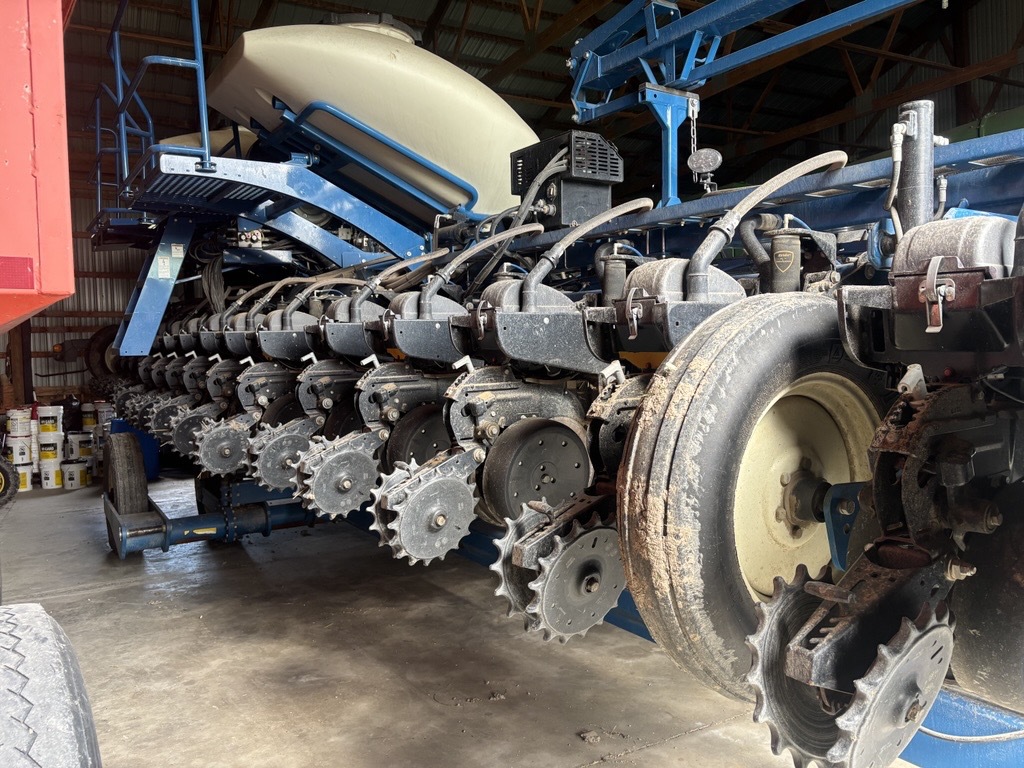 2021 Kinze 3665 Image 2