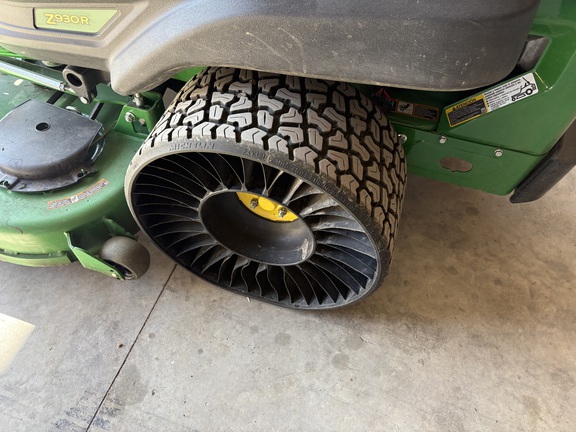 2024 John Deere Z930R - Photo6