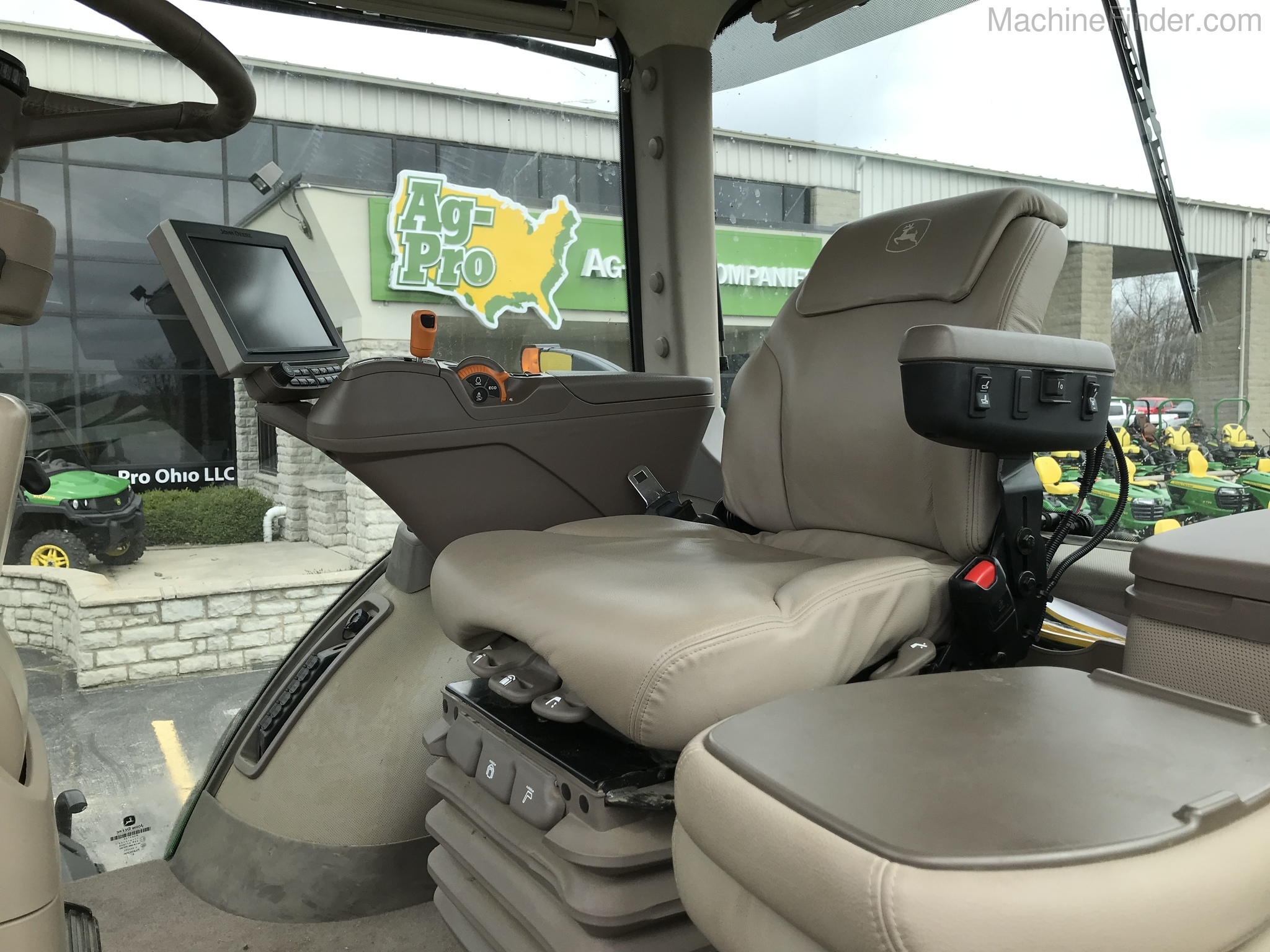 2019 John Deere 8320R Image 30