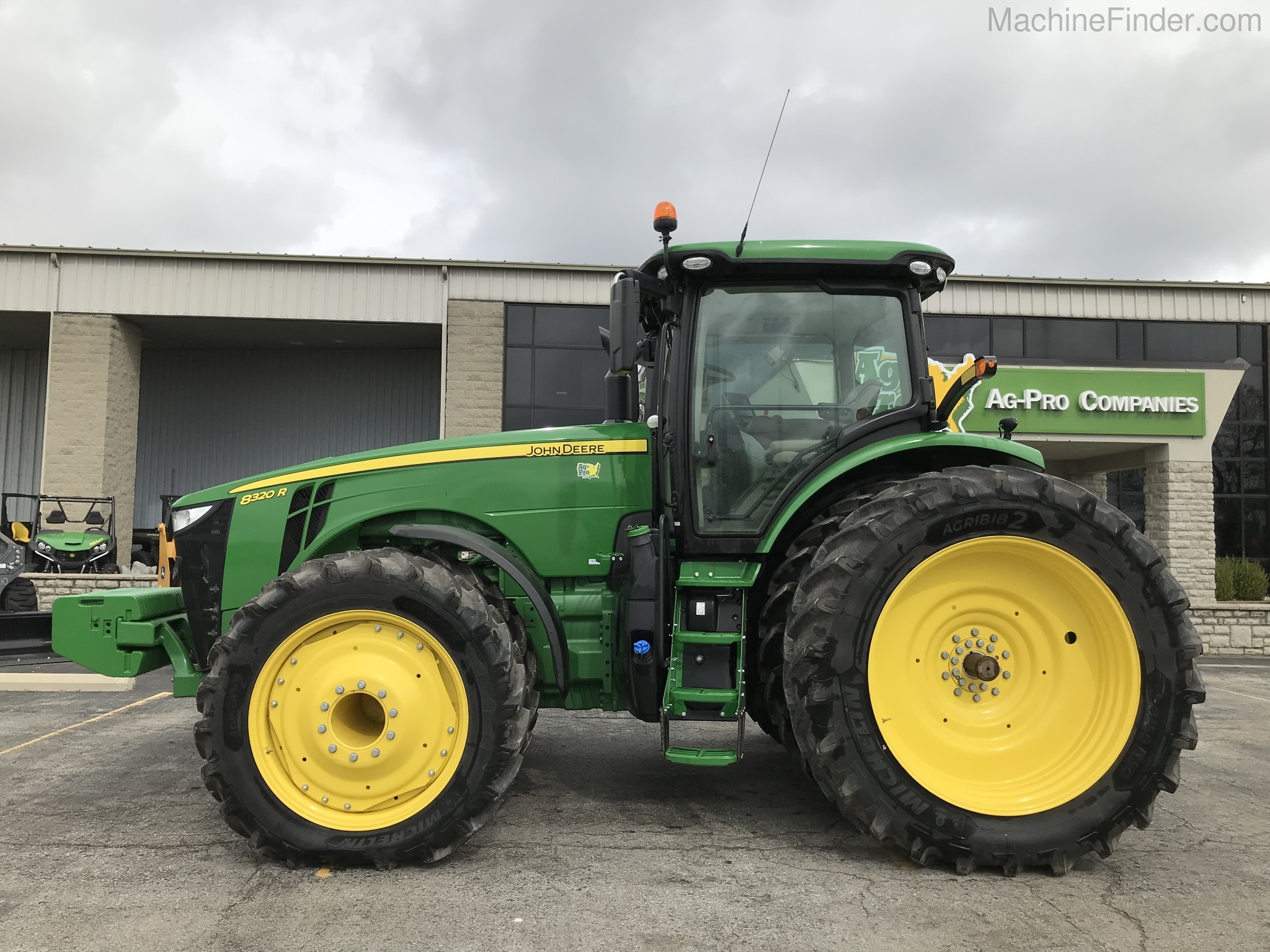 2019 John Deere 8320R Image 2