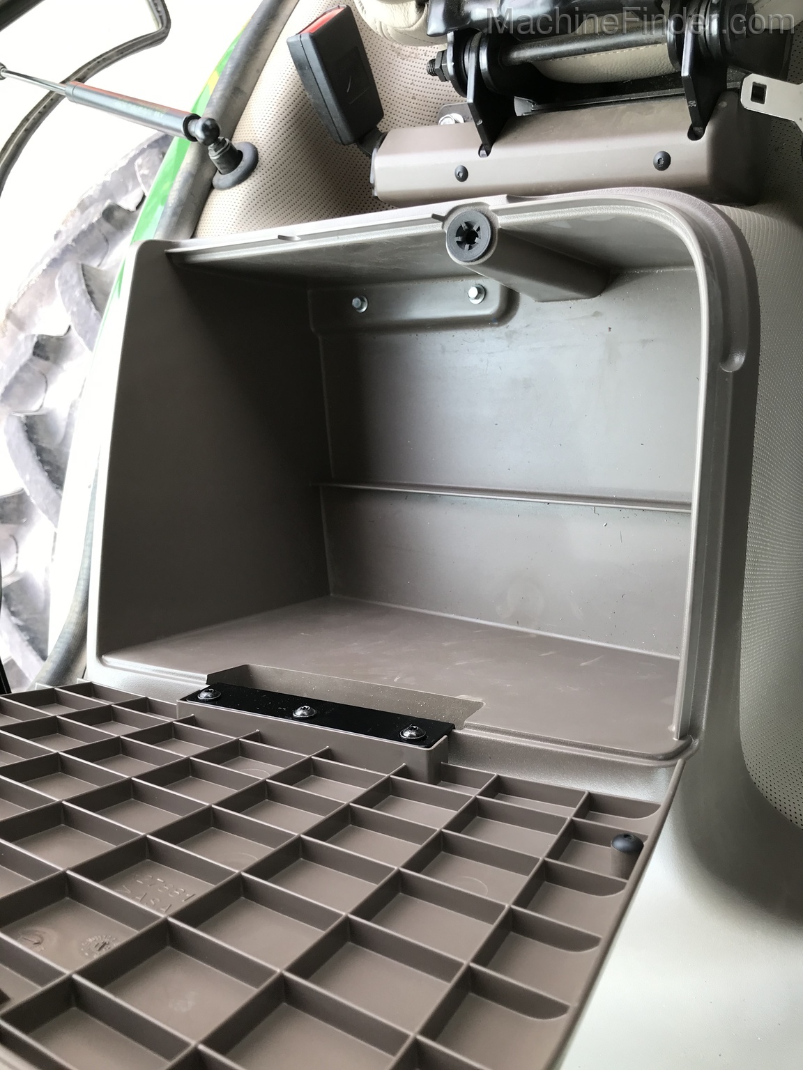 2019 John Deere 8320R Image 32