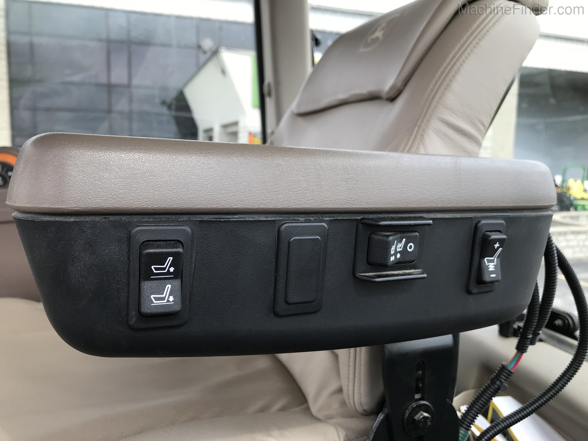 2019 John Deere 8320R Image 29