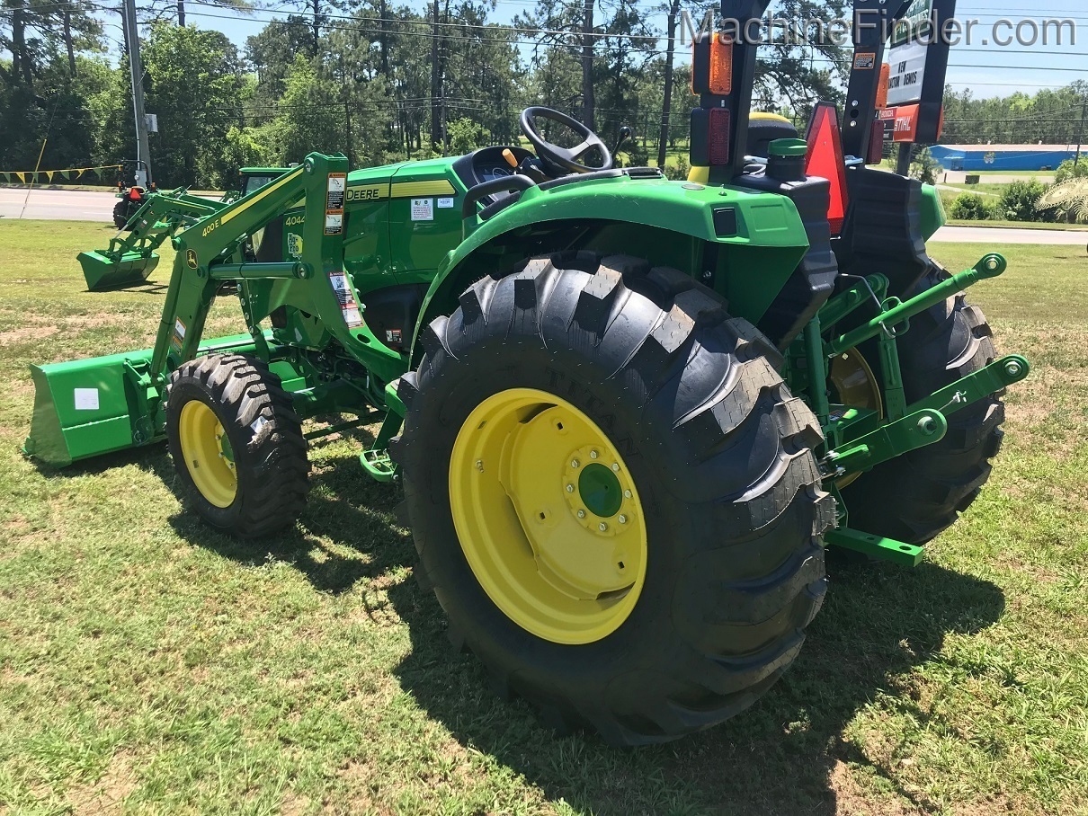 2020 John Deere 4044M Image 8