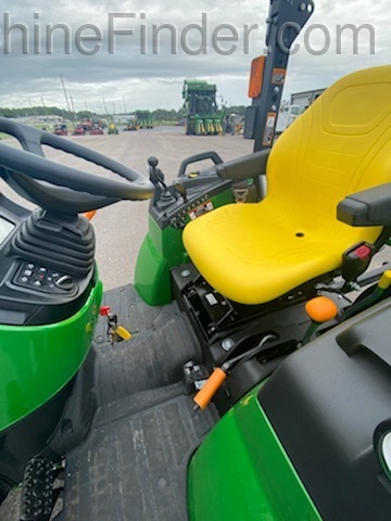 2020 John Deere 2032R Image 6