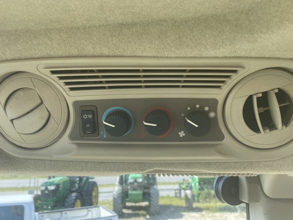 2014 John Deere 6105D Image 10