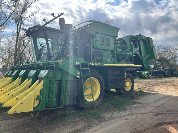2017 John Deere CP690 Photo 2