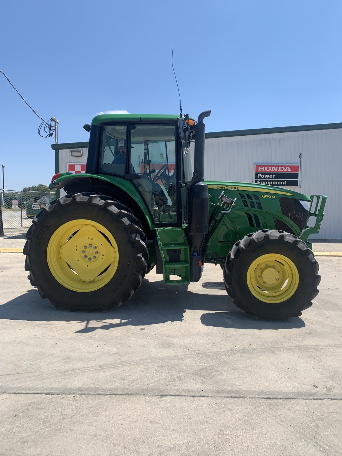 2019 John Deere 6130M Image 1