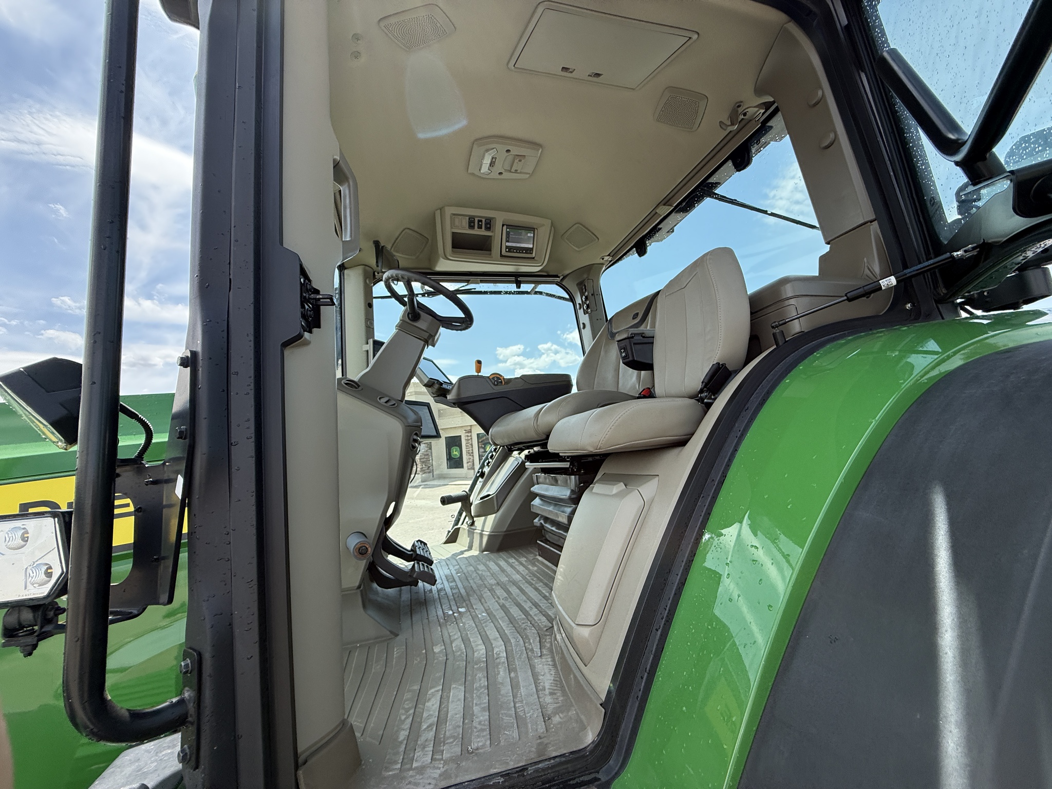 2023 John Deere 8R 340 Image 9