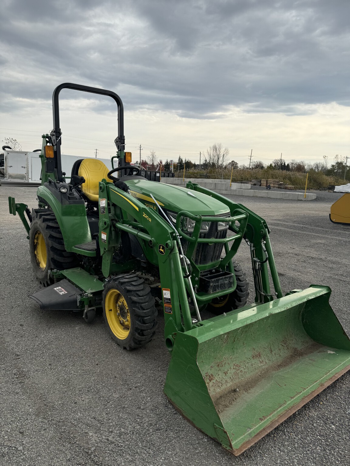 2022 John Deere 2038R Image 3