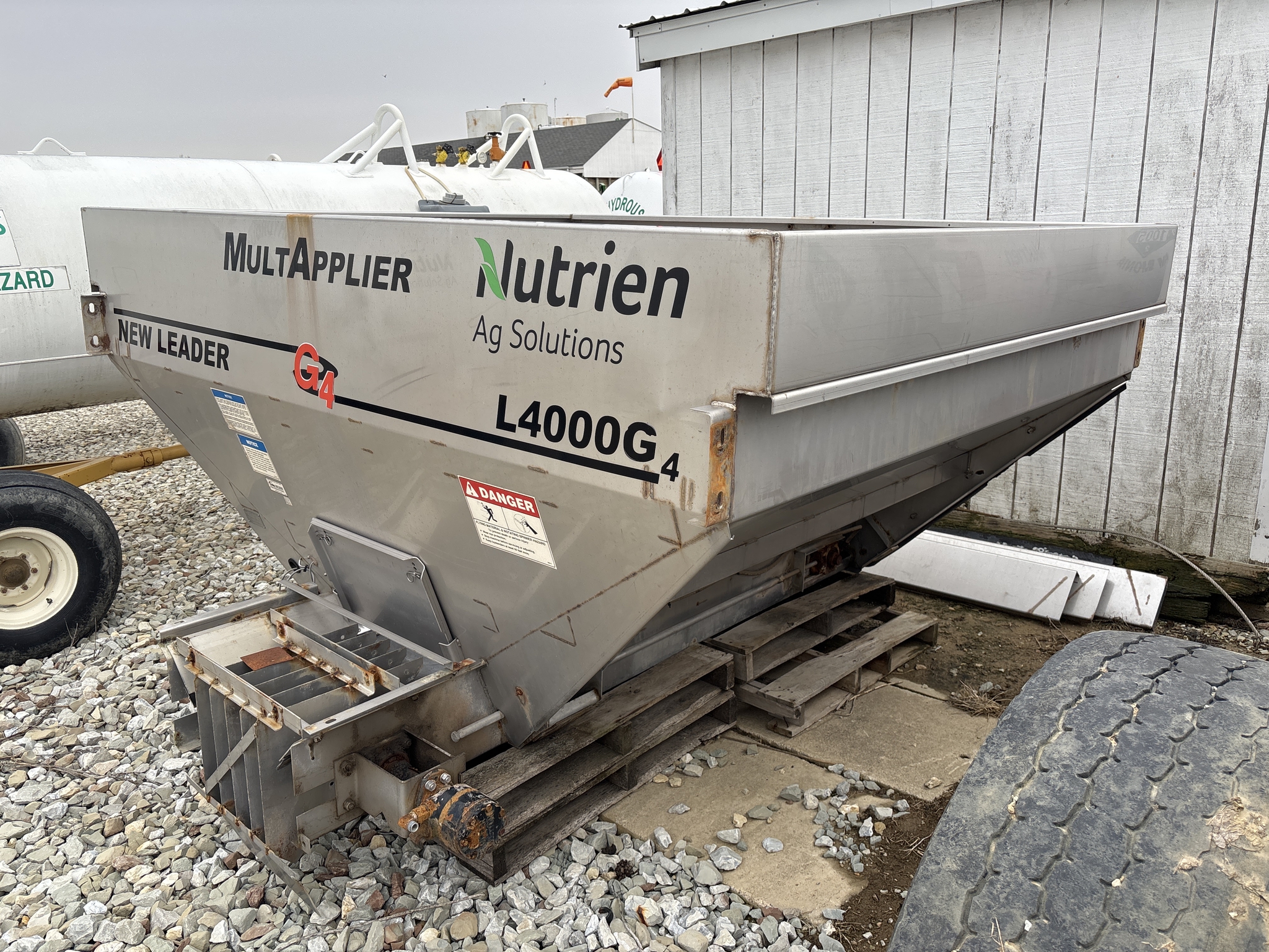 Used -- John Deere L4000G Dry Spinner Spreaders at Koenig Equipment in Greenfield, IN - PhotoXL0