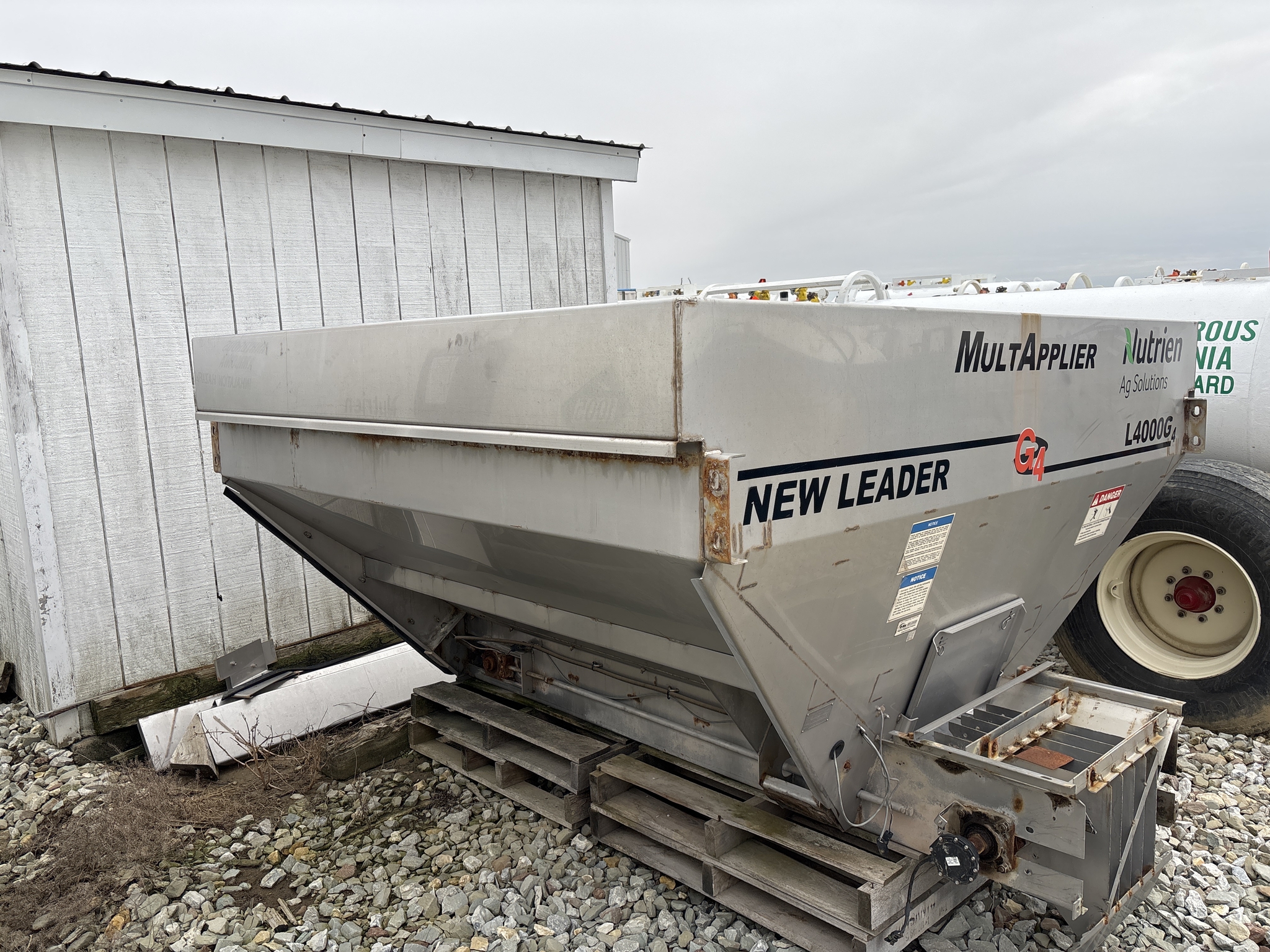 Used -- John Deere L4000G Dry Spinner Spreaders at Koenig Equipment in Greenfield, IN - PhotoXL1