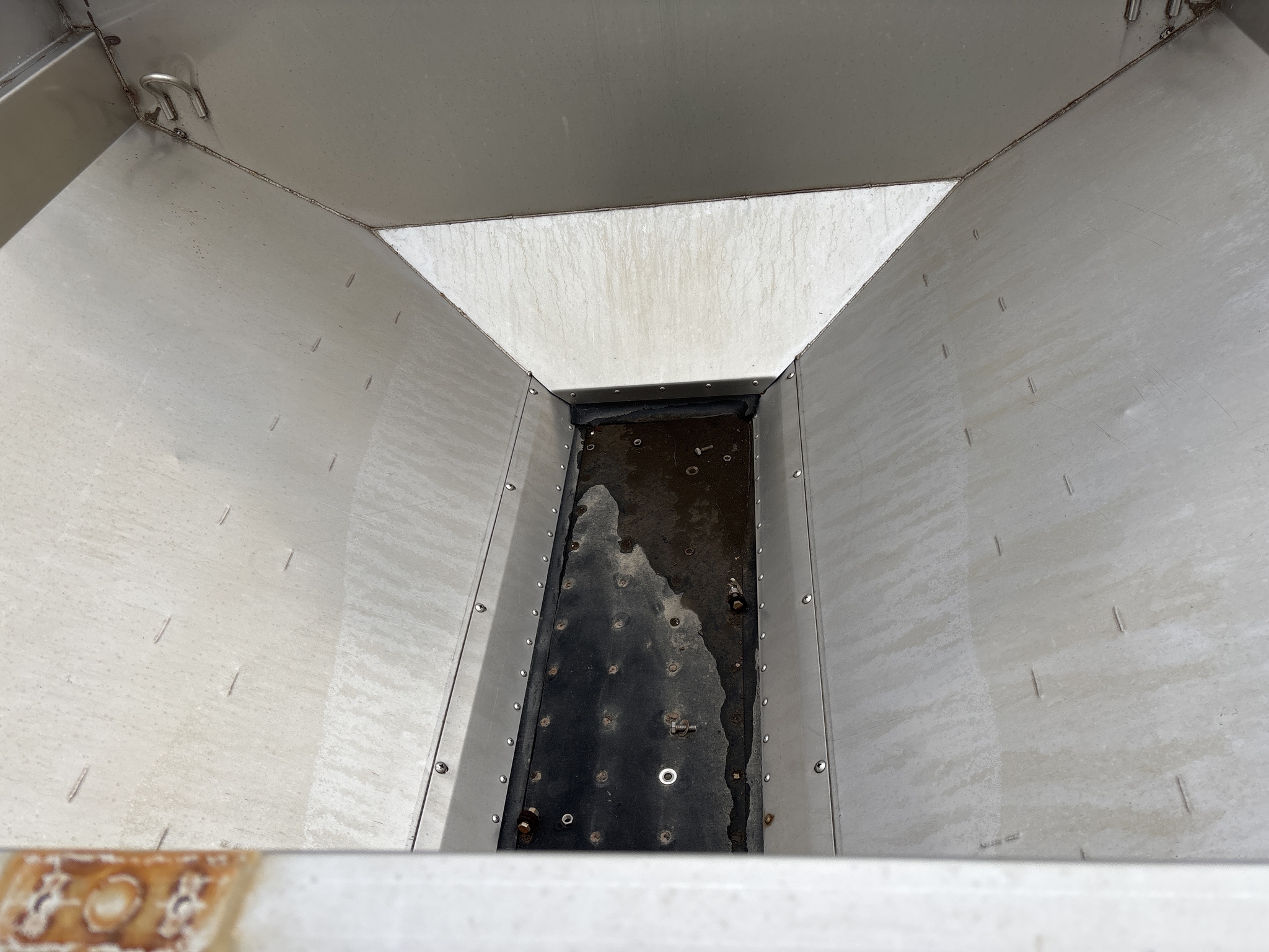 Used -- John Deere L4000G Dry Spinner Spreaders at Koenig Equipment in Greenfield, IN - PhotoXL5