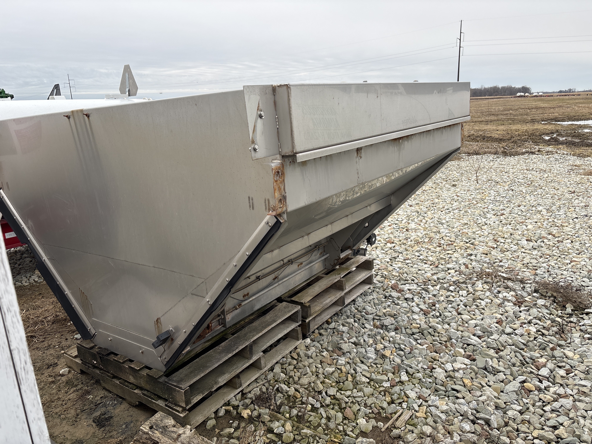 Used -- John Deere L4000G Dry Spinner Spreaders at Koenig Equipment in Greenfield, IN - PhotoXL2