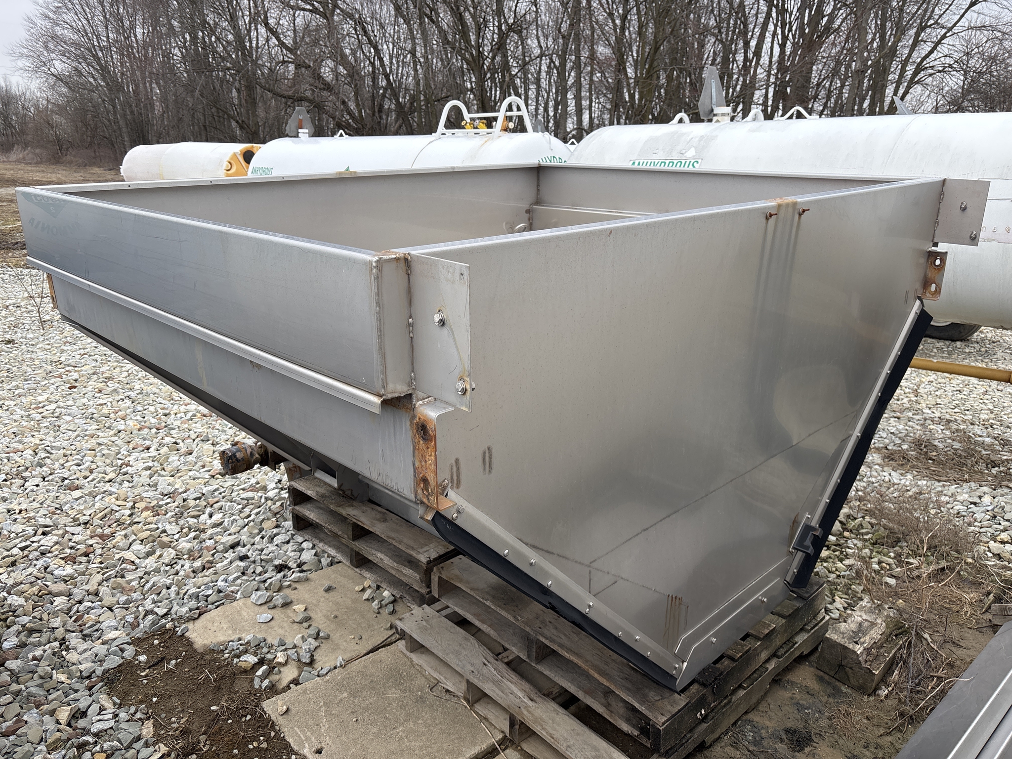 Used -- John Deere L4000G Dry Spinner Spreaders at Koenig Equipment in Greenfield, IN - PhotoXL4