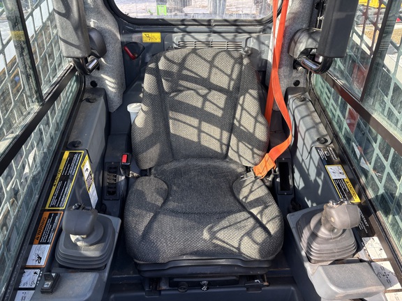 Used 2020 John Deere 332G Skid Steer Loaders at Horizon Ag & Turf in Edmonton West, AB - Photo5