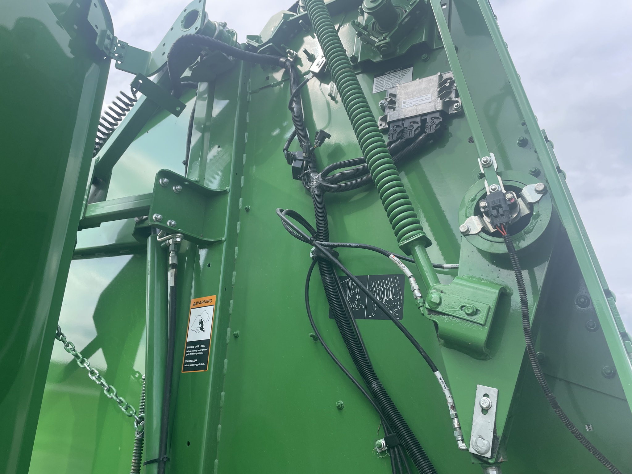 2022 John Deere 560R Image 10