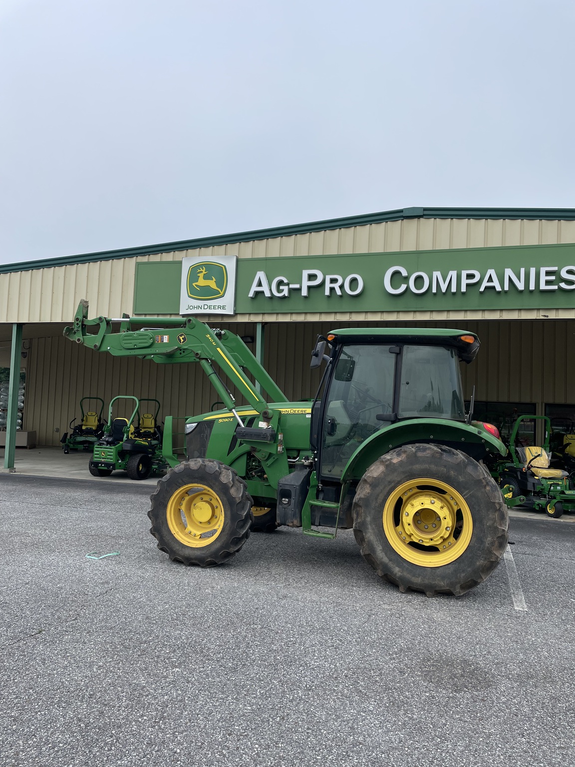 2019 John Deere 5090E Image 2