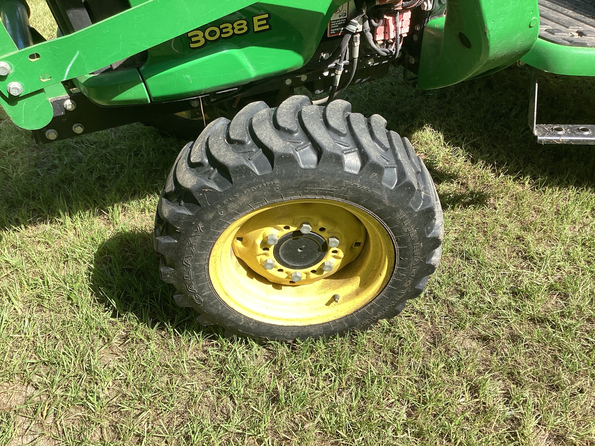 2014 John Deere 3038E Image 20