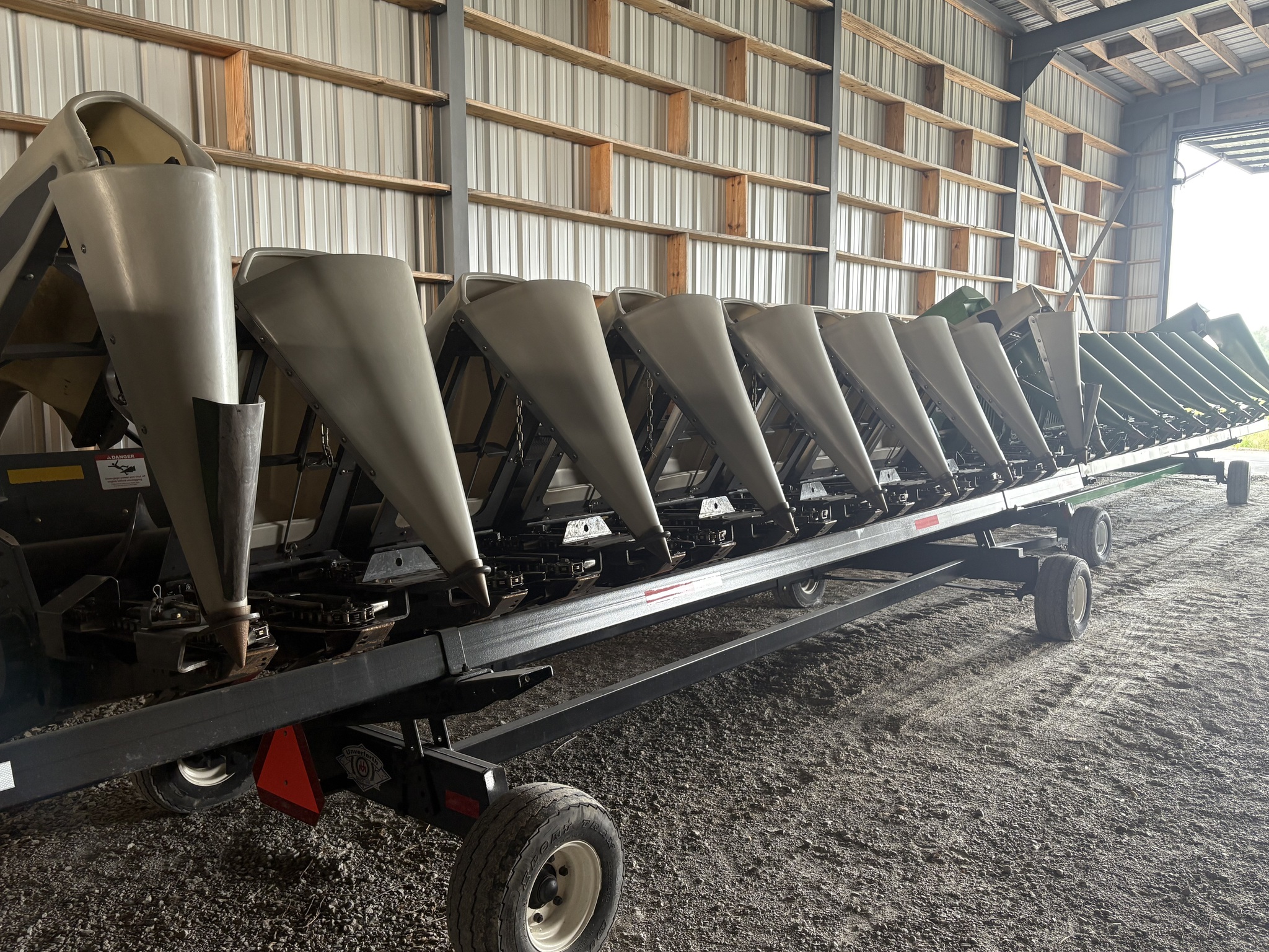 2013 Gleaner 3000-8R Image 2