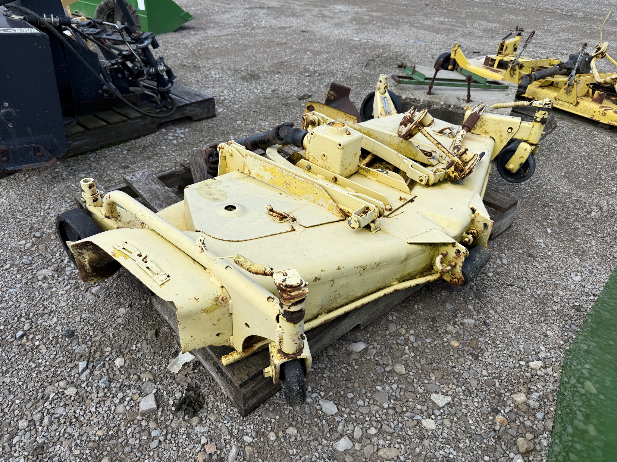 John Deere 2732 Image 2