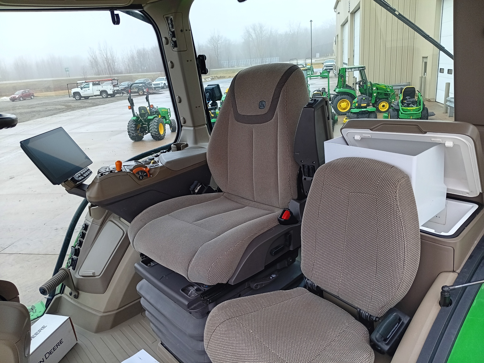 2025 John Deere 8R 250 Image 9