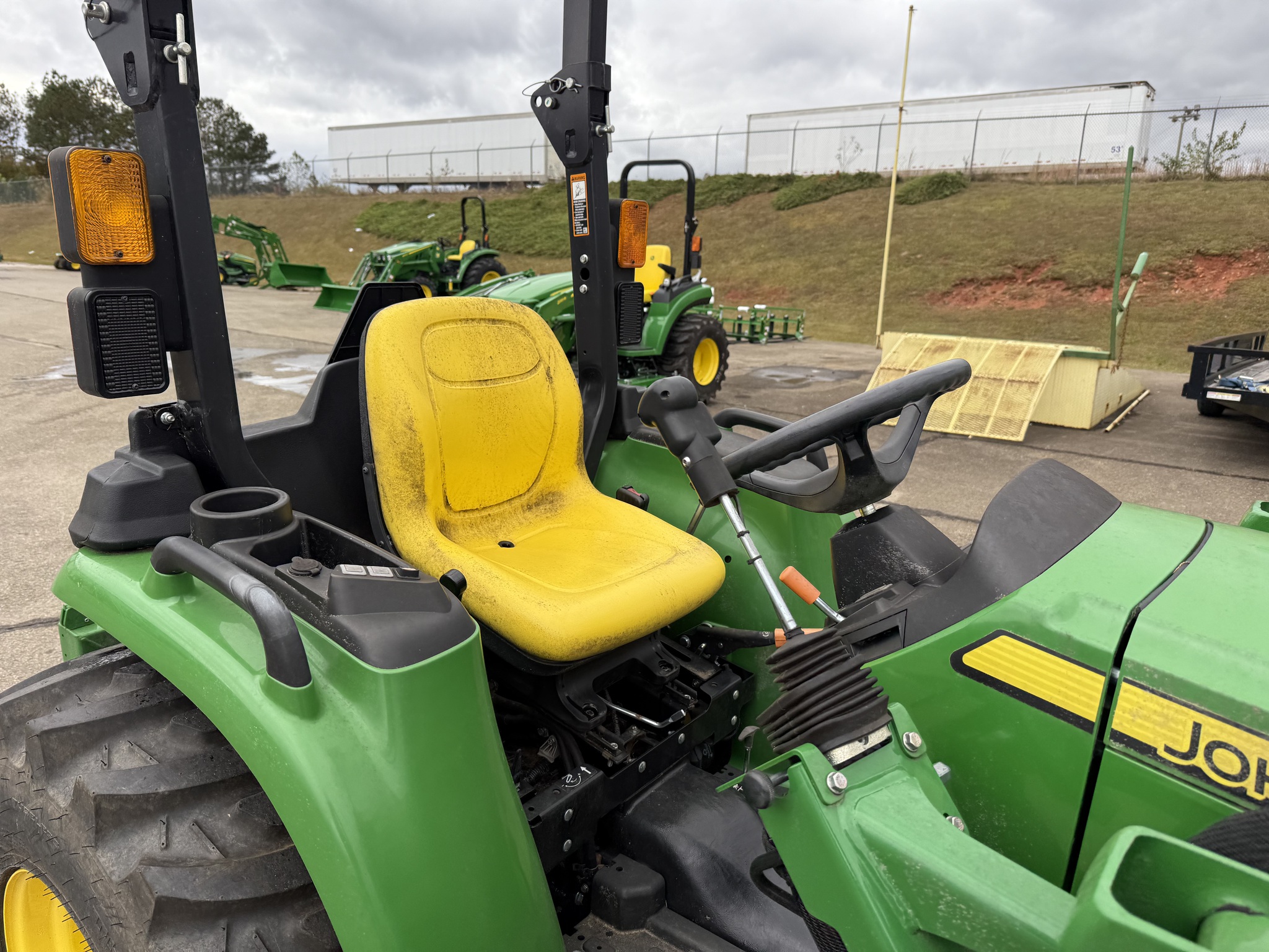 2020 John Deere 3025E Image 5