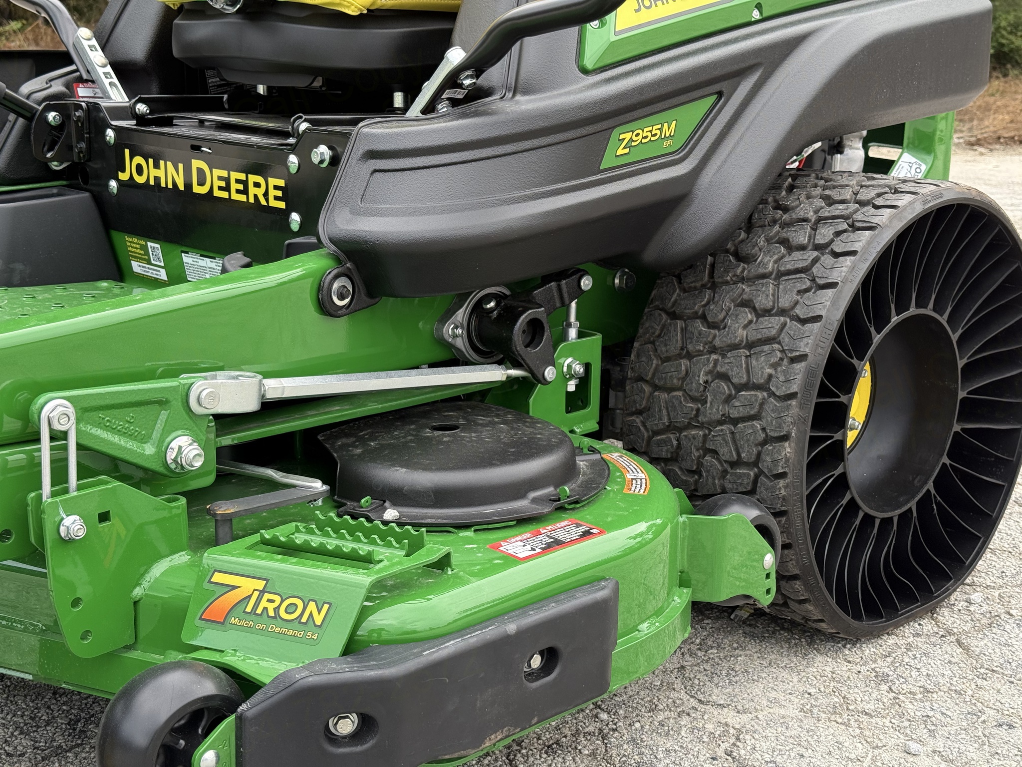 2025 John Deere Z955M Image 4