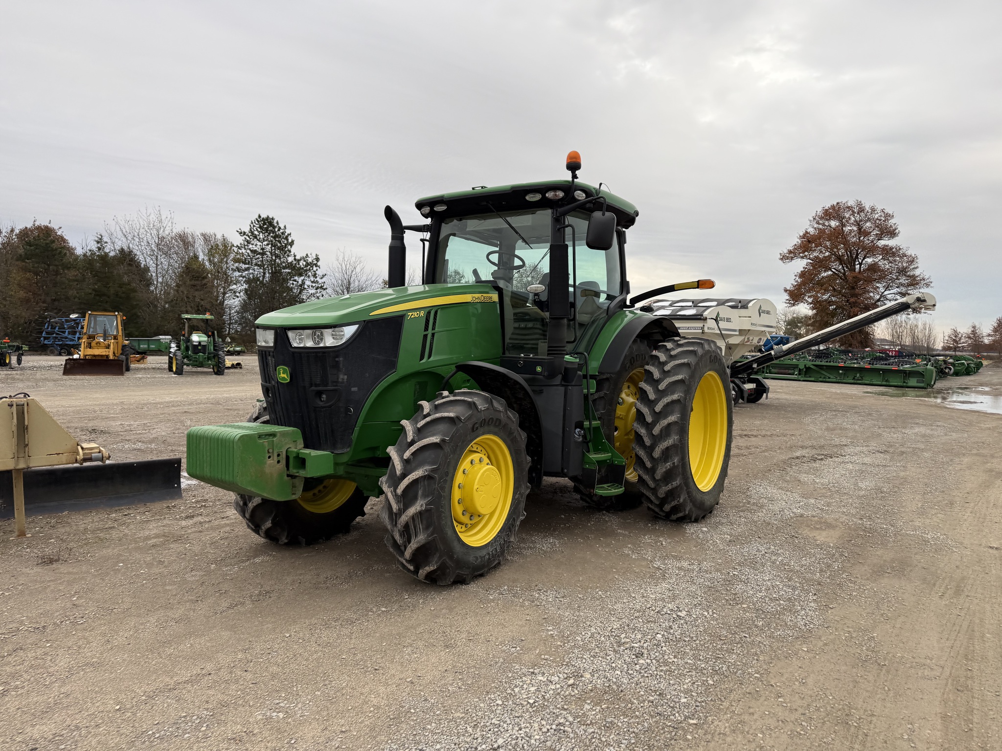 2016 John Deere 7210R Image 1