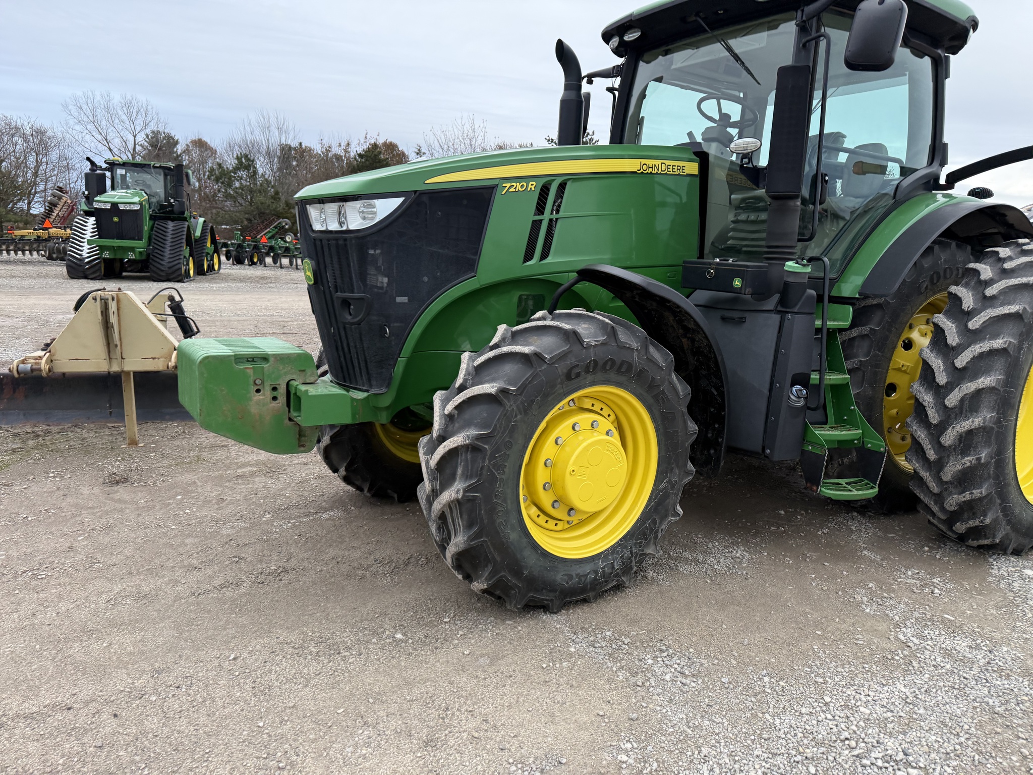 2016 John Deere 7210R Image 5