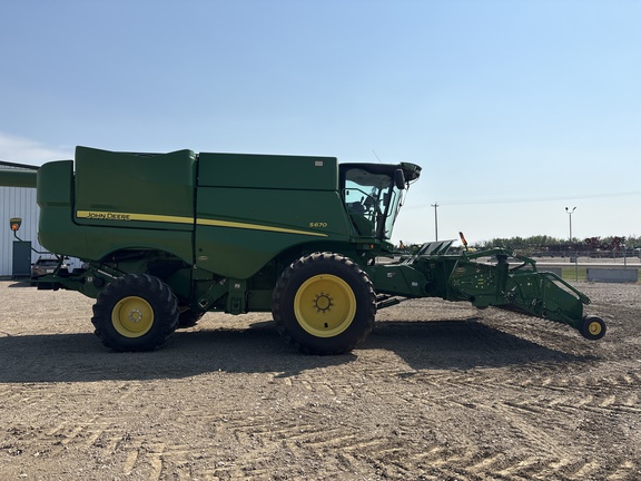 Used 2017 John Deere S670 Combines at Horizon Ag & Turf in Lloydminster, AB - Photo5
