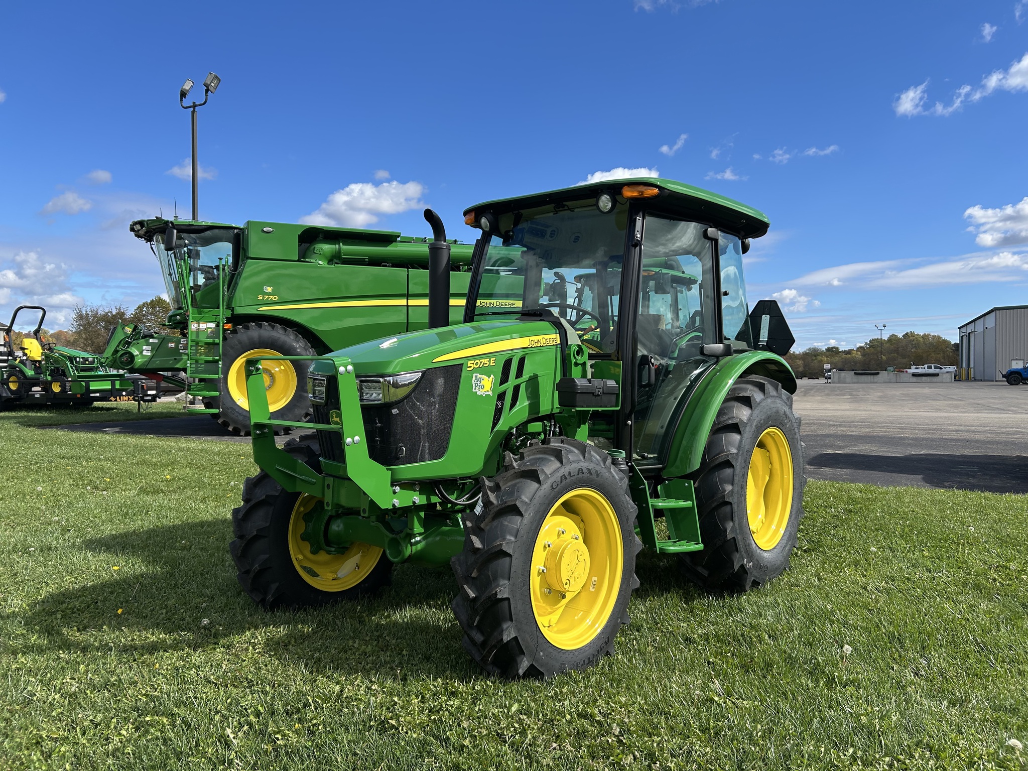 2025 John Deere 5075E Image 2