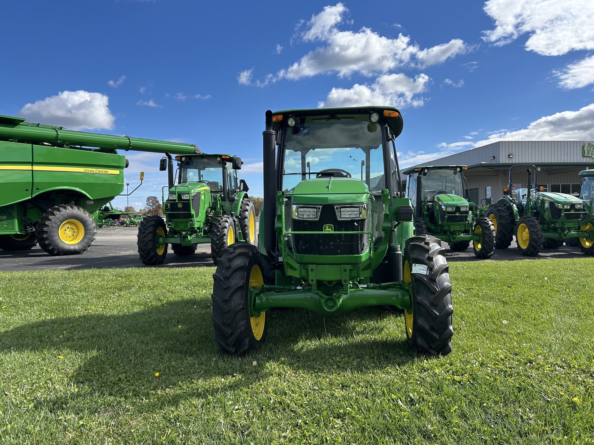 2025 John Deere 5075E Image 3