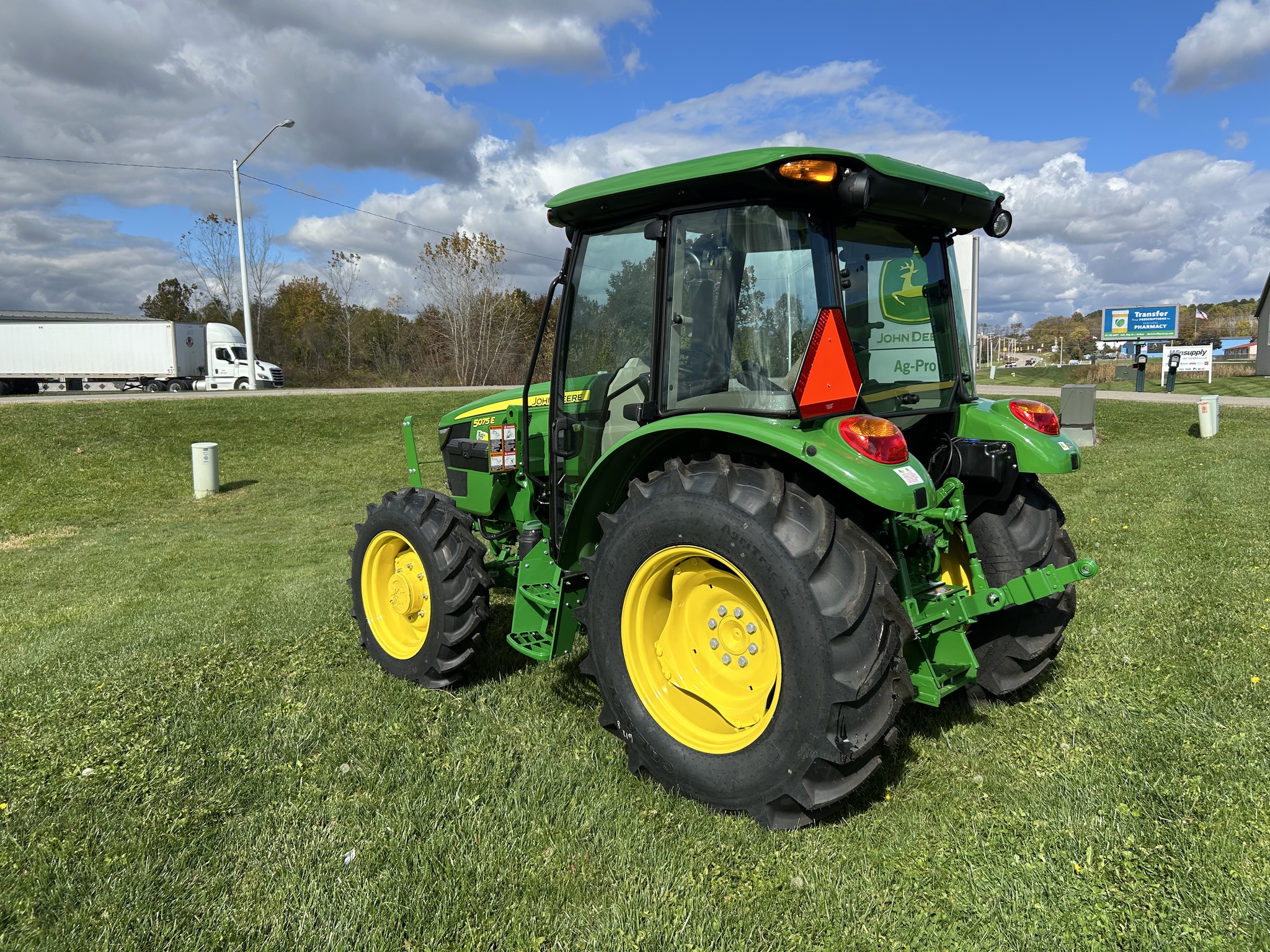 2025 John Deere 5075E Image 8