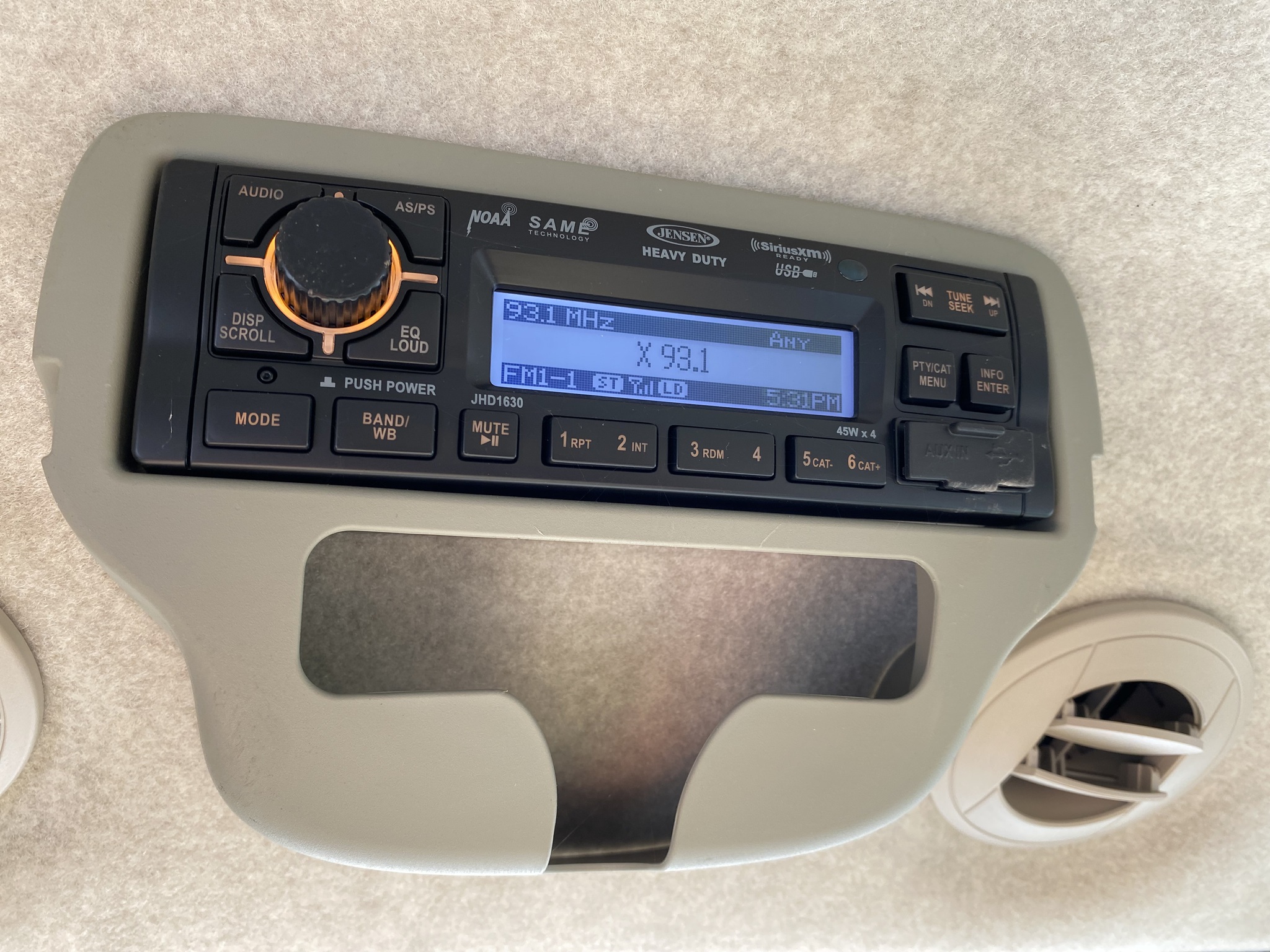 2018 John Deere 3046R Image 9