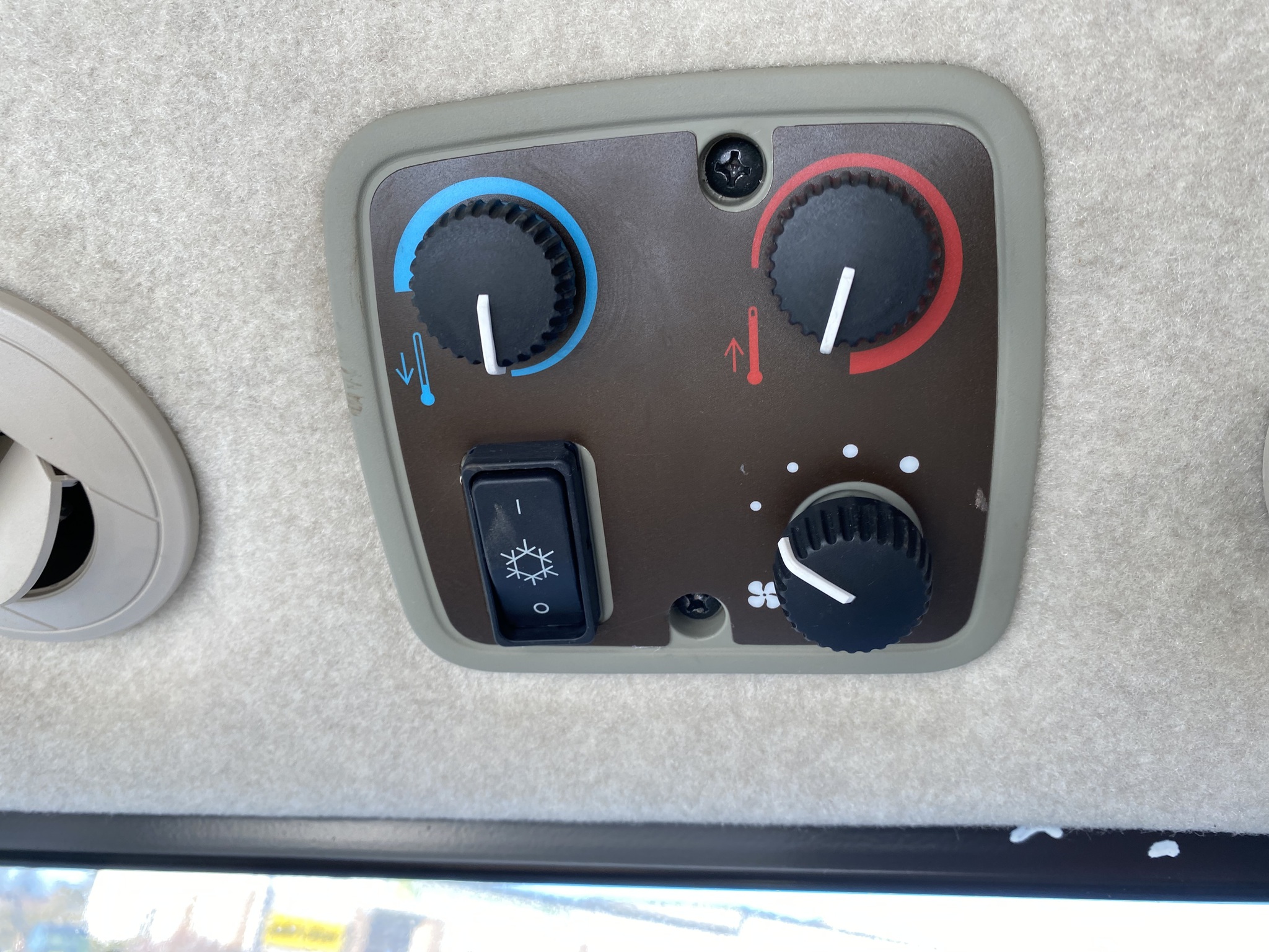 2018 John Deere 3046R Image 12