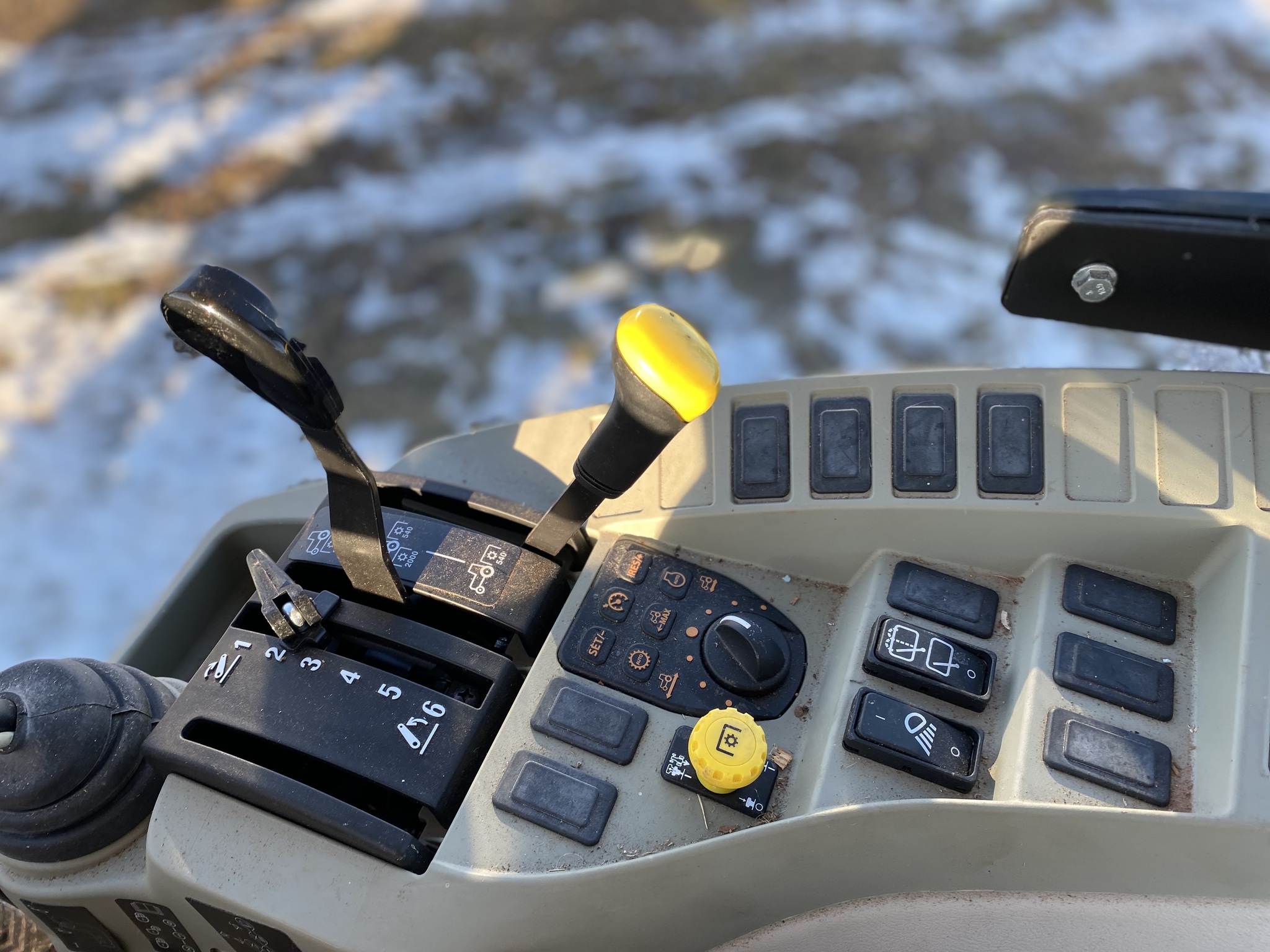 2018 John Deere 3046R Image 11