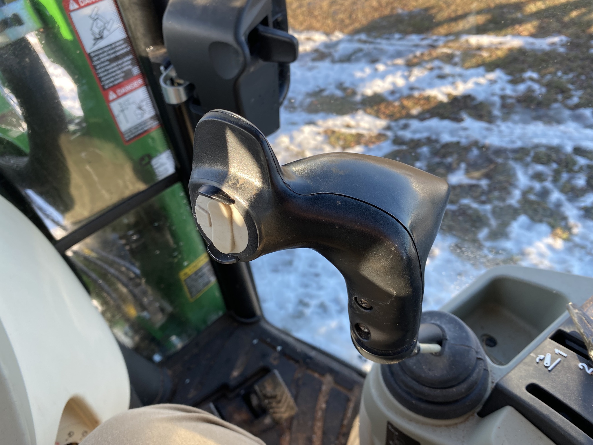 2018 John Deere 3046R Image 10