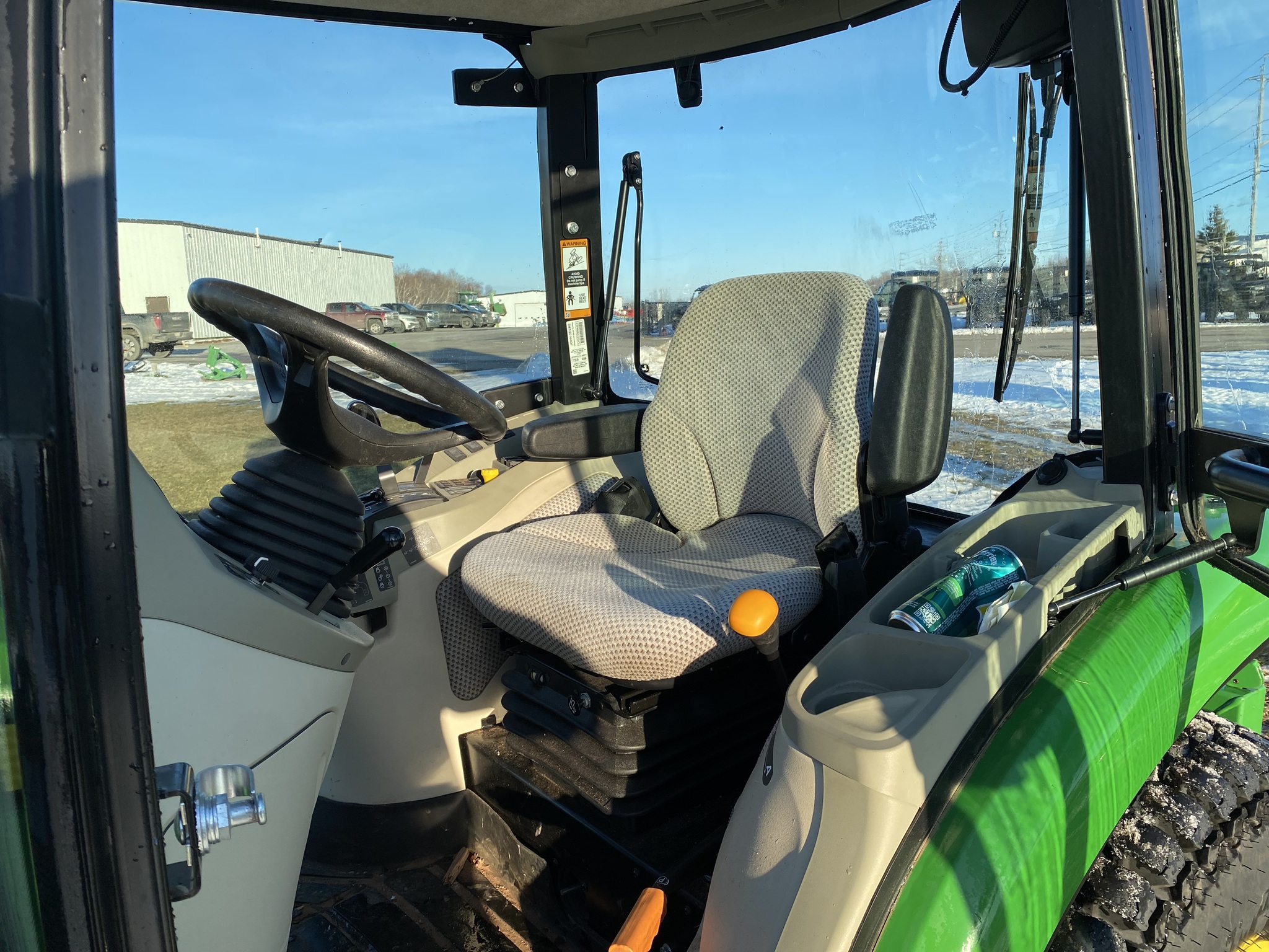 2018 John Deere 3046R Image 7