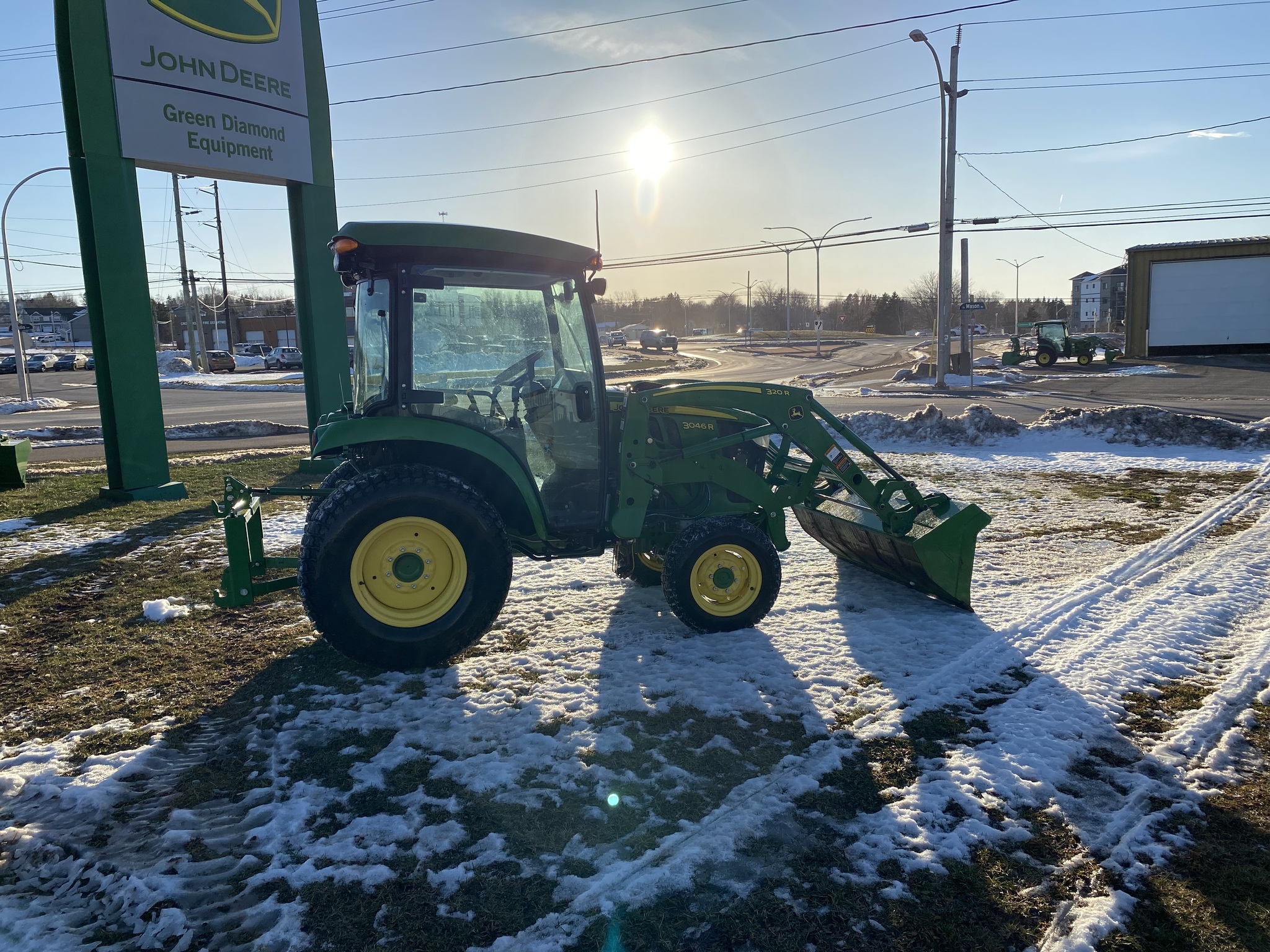 2018 John Deere 3046R Image 2