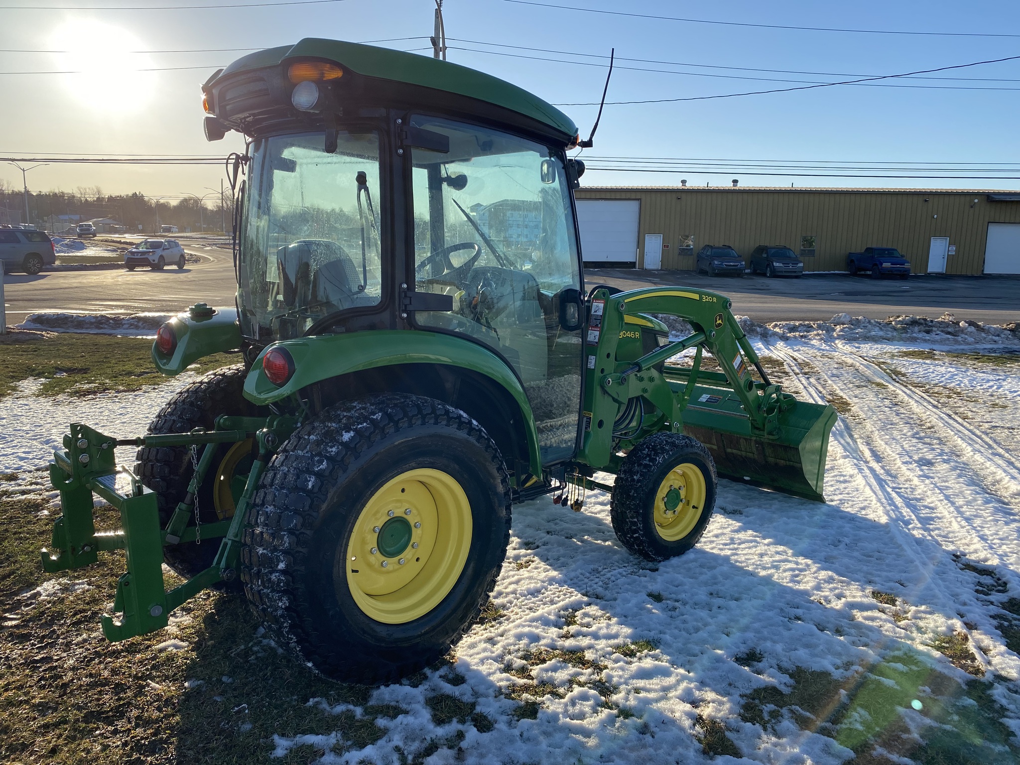 2018 John Deere 3046R Image 5