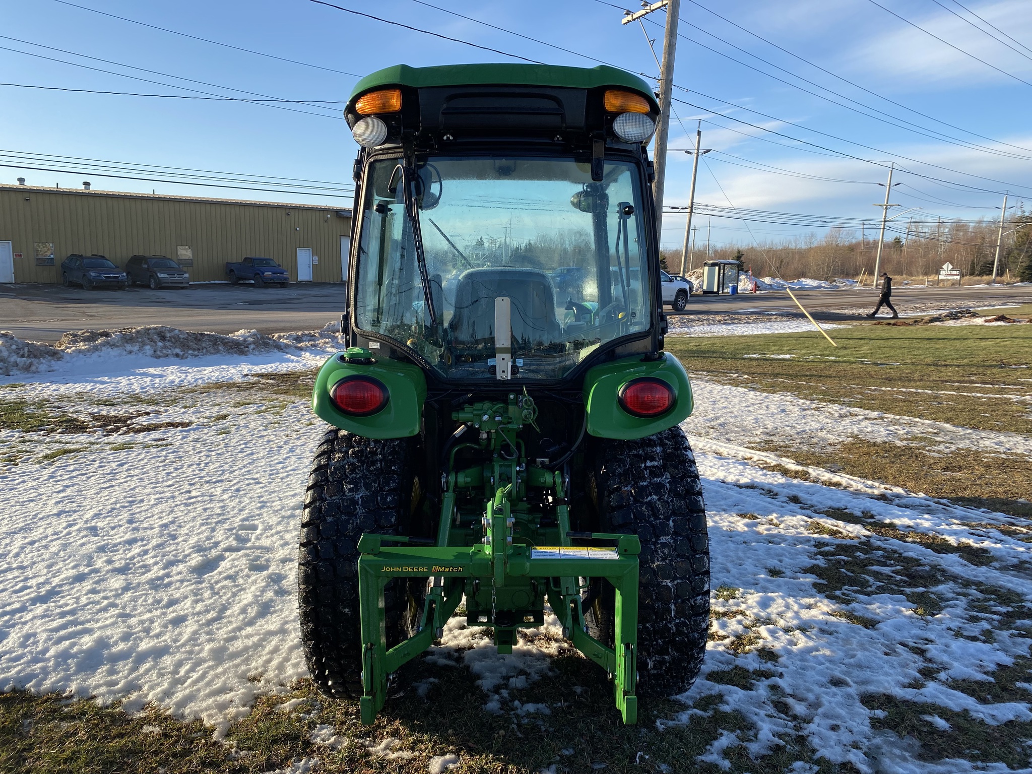 2018 John Deere 3046R Image 6