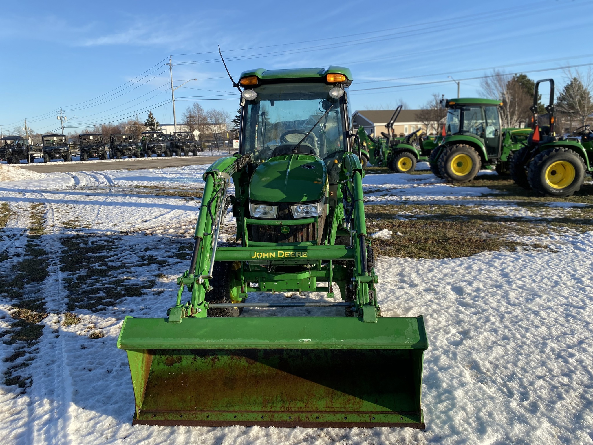 2018 John Deere 3046R Image 4