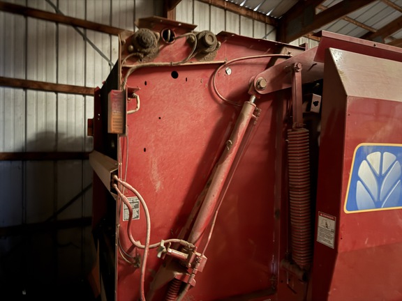 Photo of 2009 New Holland BR7080